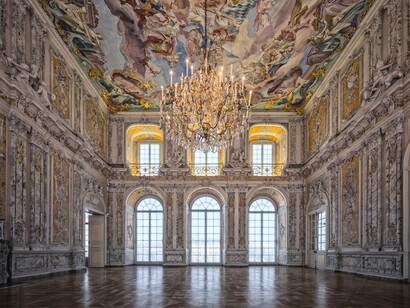 Le pouvoir s’orne de lumière, mais l’or parfois cache le fiel. La cour s’incline et l’air lui-même s’empoisonne