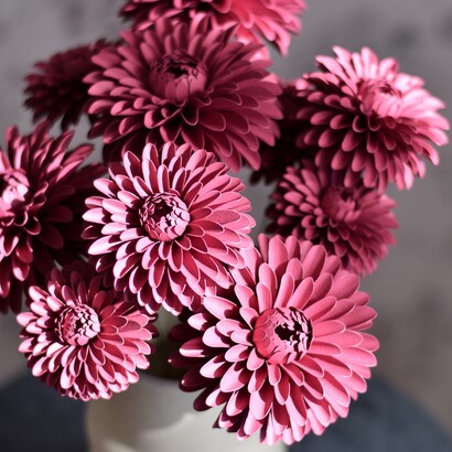 Ogni fiore di carta richiede tempo, pazienza e cura del dettaglio. Nella foto un mazzo di dalie bordeaux creato da Silvia Raga