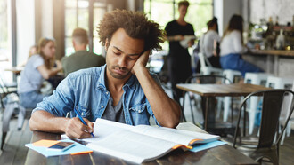 Escrevo esse texto no final do ano passado, um ano que foi muito produtivo para mim, que mesmo sem saber as respostas, resolvi bem as questões que pude e as outras, que não pude, deixo para depois. Acredito que não levei pau, talvez fique de recuperação e tenha que estudar mais um pouco, tudo para, ainda assim, não ter resposta alguma que eu não me acho na responsabilidade de responder