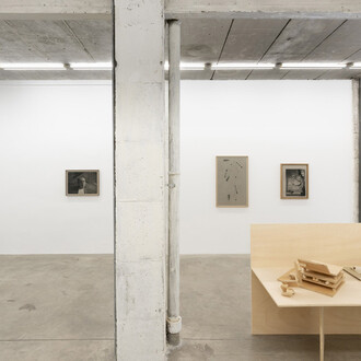 José Miguel Pereñíguez, Sin luz ni aviso, vista de exhibición. Cortesía de Galería The Goma