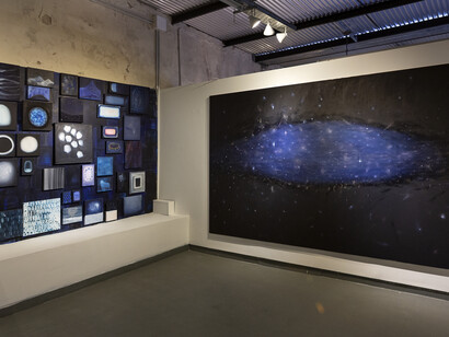 Cristina Portela, Hay un azul que sabe rezar, vista de exhibición. Cortesía de Ungallery