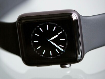 Smartwatch nero con quadrante analogico illuminato, dal design minimalista e moderno