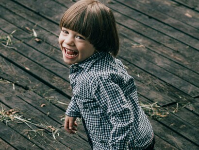 Um dia você vai gostar de uma menina e ela não vai gostar de você, tudo bem, outra vai, e muitas outras também, mas você, veja bem, também não vai gostar de todas elas, tudo certo, e um dia vai encontrar uma mulher bacana com quem vai se casar e viver feliz e vai entender que o amor é muito mais do que tesão e afinidades, ninguém é igual e cada qual pensa de uma forma e isso que é legal nessa vida, não se preocupe com as brigas, elas acontecem e acontecem também as reconciliações
