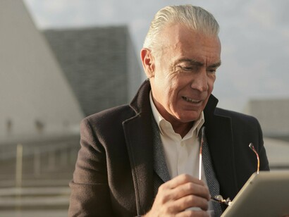 Muitos utilizam tablets, computadores e smartphones como ferramentas de aprendizado, comunicação ou entretenimento leve, e não como uma extensão inseparável de suas rotinas sociais. Isso altera profundamente os efeitos que a tecnologia exerce sobre o cérebro, especialmente considerando que, na velhice, a estimulação cognitiva é um dos fatores mais importantes para preservar a saúde mental