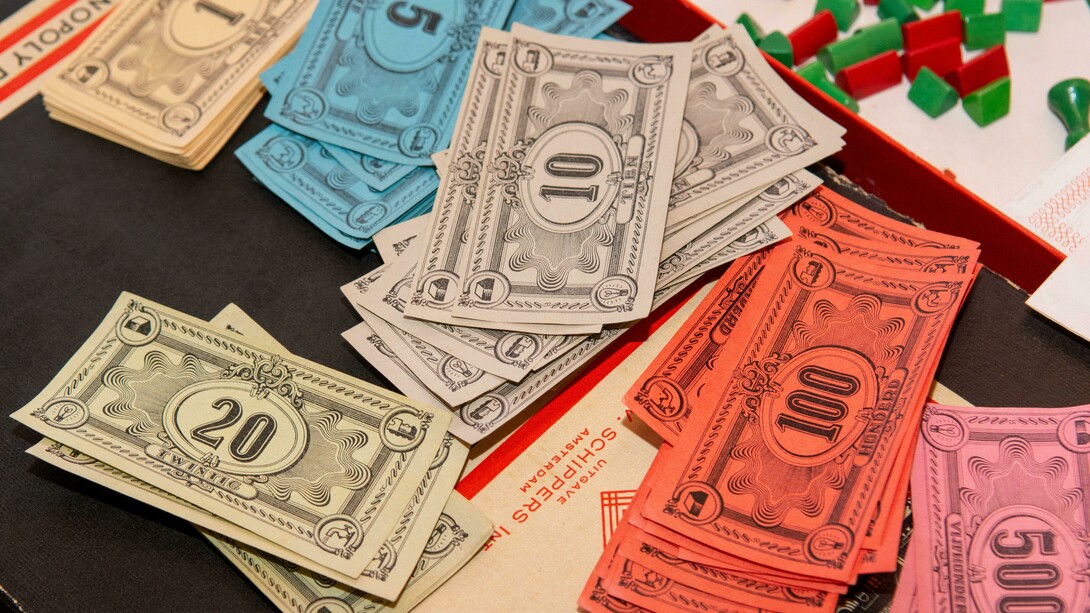 Se nasceste nos anos 1990, foste alimentado com a papa Cerelac, Nestum e vias certamente os desenhos animados na RTP2. Viveste a promessa de que um canudo académico era o bilhete dourado para a Fábrica de Chocolate da estabilidade e que uma caneta seria certamente mais leve que um cabo de uma esfregona.
Pois bem, bem-vindo à realidade, onde o Willy Wonka é um senhorio com mau feitio e o chocolate sofre de inflação