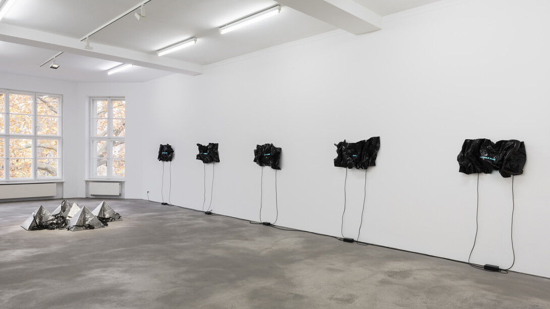 Gretchen Bender, Political entertainment, ausstellungsansicht. Mit freundlicher genehmigung von Sprüth Magers