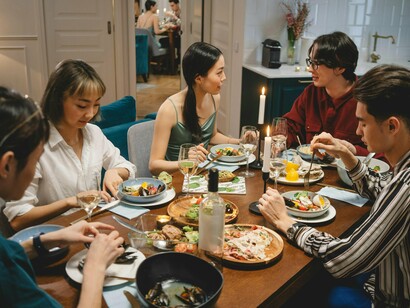 À noite, esse modo de viver não se dissolve. Não há ruptura clara entre o fim do dia e o começo da noite. Em Bilbao La Vieja, depois que as lojas fecham, discretas luzes se acendem sem anunciar nada especial. Pessoas ocupam mesas externas mesmo quando o frio pede um casaco a mais. As vozes ficam mais baixas. A fala circula sem disputar o ruído. Em alguns momentos, ela simplesmente cede lugar à presença