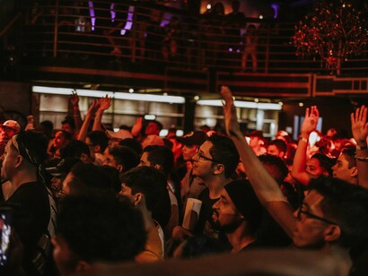 Festa de música eletrônica. Mas o que torna o breakbeat tão especial? A resposta está nos neurotransmissores, mensageiros químicos que transmitem informações entre os neurônios. Quando ouvimos uma música que nos agrada, nosso cérebro libera dopamina, um neurotransmissor associado ao prazer e à recompensa. Essa sensação de bem-estar nos motiva a buscar mais e mais dessas experiências musicais