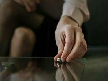 O sábio, como dizia Dostoiévski, é aquele que percebe “o ridículo de nossa própria vaidade” e, justamente por perceber, não se envolve em discussões vis e infantilizadas. Ele sabe que a fúria nada constrói e que a verdade raramente nasce das gargantas exaltadas