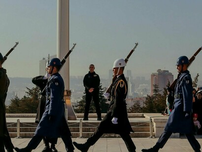 Pense em cirurgiões de elite, que precisam manter a calma e a precisão em situações de vida ou morte, ou forças militares especiais, que precisam fazer escolhas rápidas sob o fogo cruzado. Esses profissionais não podem se dar ao luxo de se abalar por emoções ou arrependimentos