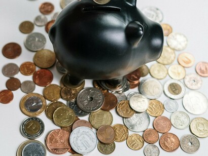 Cofrinho de porco. Por exemplo, no caso dos jornalistas, todos falam mal da classe, mas no dia em que houver uma greve geral de todos os meios de comunicação, ao nível do país, porque lá está é uma profissão precária onde há mais meses sem salário do que o contrário, talvez aí deem valor a quem todos os dias faz das tripas coração para fazer chegar informação às pessoas. Talvez aí deem valor ao que dão por garantido