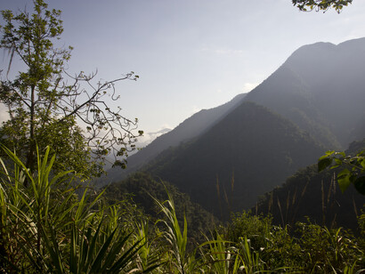 La geometría dibuja límites, impone centros, establece jerarquías. La degeometría no busca reemplazar a la geometría, sino descentrarla. Ciudad Perdida (Teyuna), Santa Marta, Colombia