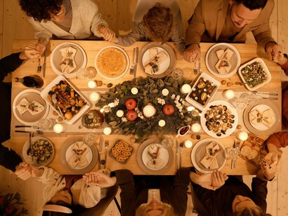 Bem, há coisas lindas que acontecem para além da modernidade cada vez mais virtual, distante e fria, uma vontade imensa de reencontros, uma forma simplificada e natural de dizer que ainda se está vivo, perto fisicamente, e sobretudo que o outro importa. Importa tanto que ainda é bom recebê-lo, por mais divergente que sejam as ideias, caminhos tomados, trajetórias percorridas e amores escolhidos ao longo do último ano