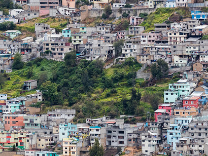 Pensar la degeometría como estética es reconocer en ella una forma de percepción, de construcción y de presencia. No como un estilo, sino como una sensibilidad que brota donde la norma ya no alcanza. Vista de Quito desde Yavirac. Ecuador