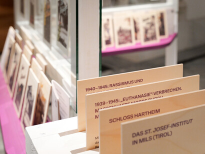 Eingestickt. Zur erinnerung an 67 menschen, die 1940 in Hartheim ermordet wurden, ausstellungsansicht. Mit freundlicher genehmigung des Hauses der Österreichischen Geschichte