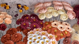 I paper florist trasformano semplici fogli di carta in composizioni floreali che sembrano vive.