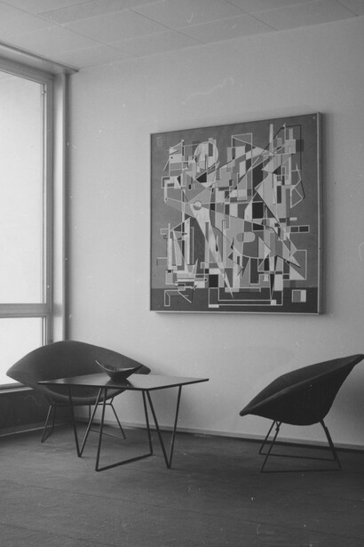 Bureau de direction avec une petite table conçue par Jean Tschumi (originale) et trois fauteuils du designer Harry Bertoia (originales). Au mur : maquette réalisée par Charles Oscar Chollet pour le concours d’art de 1955-1956 pour le bâtiment. Projet non retenu et conservé par la Vaudoise. © Archives de la Vaudoise Assurances, Lausanne