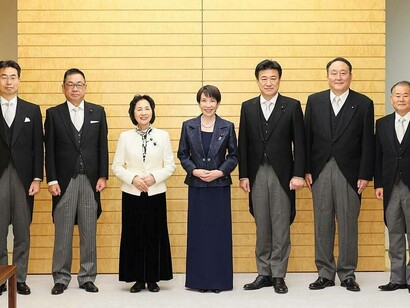 Sanae Takaichi in una foto con tutti i consiglieri speciali del Primo Ministro. Da sinistra a destra: Uno Yoshimasa, Takashi Endo, Midori Matsushima, Sanae Takaichi, sconosciuto, Takahiro Inoue, Sadamasa Oue