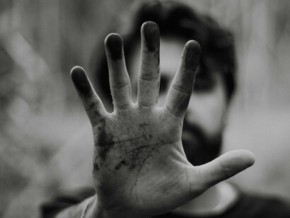 Quand la vie nous force à tendre la main pour échapper aux chaînes invisibles. Un appel silencieux à l'aide