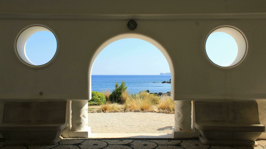 Villa sul mare: "La grande terrazza esposta a sud, il cancello di legno con il sentiero che scende a mare, i ricordi delle innumerevoli estati trascorse qui..."