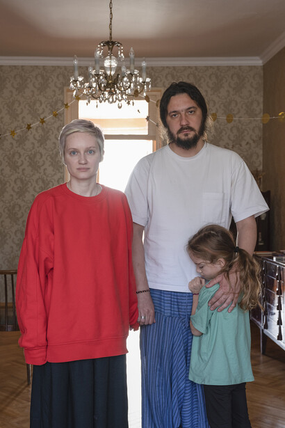 Frank Gaudlitz, Natalia P., 36, and Sergej K., 36, with his daughter Waria, 8, from Moscow, Russia. Tbilisi, Georgia, 4/2023. Courtesy of Museum Europäischer Kulturen