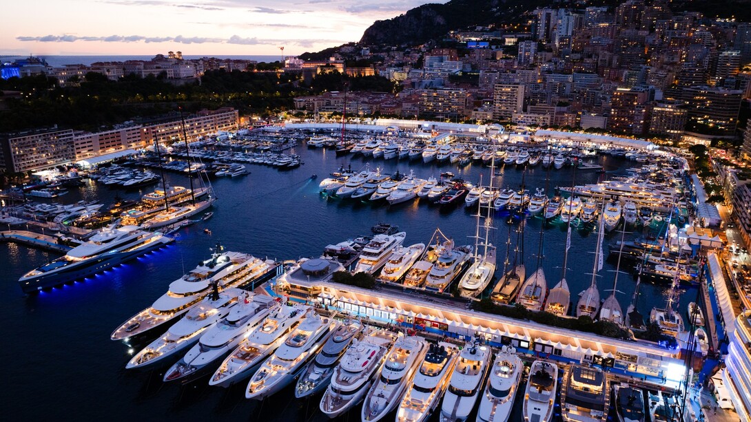 Vista di Port Hercule durante una delle serate del Monaco Yacth Show con le centinaia di imbarcazioni nel porto. ©Monaco Yacht Show