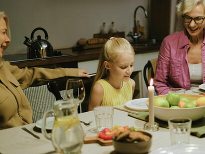 Imagino que neste período surjam nas nossas cabeças muitas possíveis reflexões sobre o ano que está a extinguir-se começando pelas boas ações praticadas, mas antes das reflexões vêm as lamentações por tudo prometemos fazer e não fizemos desde; cumprir a lista de objetivos do novo ano e que a meio do primeiro mês caiu por terra, o dinheiro que deveria ter sido poupado e não foi, as coisas que deveriam ter sido feitas, mas que foram sendo adiadas e por aí fora