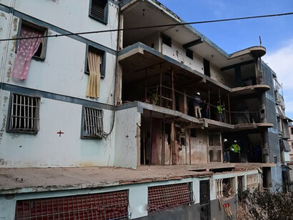 Trabajadores participan en las tareas de reconstrucción tras el ataque a Venezuela, enero de 2026