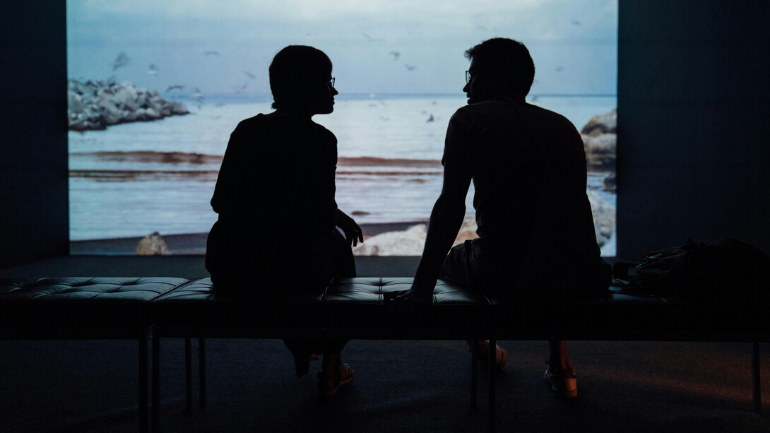 No toda cercanía es contacto, ni toda mirada compartida implica un compromiso con lo que despierta