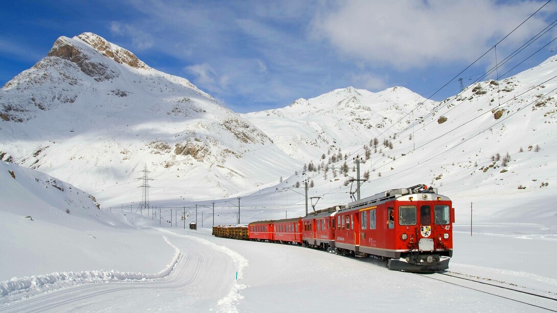 Un treno regionale sulla ferrovia del Bernina, che collega Tirano a Sankt Moritz, in prossimità del valico alpino svizzero del Bernina. La ferrovia del Bernina è la più alta linea ferroviaria ad aderenza naturale delle Alpi ed è inclusa nell'elenco dei Patrimoni dell'umanità stilato dall'UNESCO