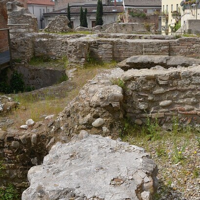 Dopo la conquista romana nel 268 a.C., il nome fu cambiato in Beneventum per conferirgli un significato più favorevole. Benevento, Italia
