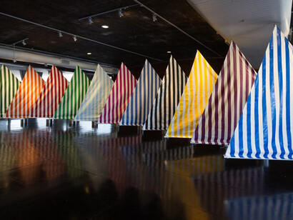 Daniel Buren, Voile/Toile – Toile/Voile (Vela/Tela – Tela/Vela), vista da exposição. Cortesia do Museu de Arte Moderna do Rio de Janeiro