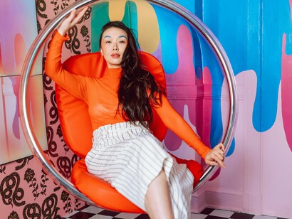 A interseccionalidade nos ensina que vulnerabilidades se sobrepõem. Ser mulher já é estar em risco. Ser mulher preta, mais ainda. Ser mulher preta, lésbica, mãe solo, é carregar múltiplas camadas de exclusão. E mesmo assim, há realidades que permanecem invisíveis. A minha expectativa de vida, por exemplo, ainda é maior do que a de uma mulher trans. Ainda consigo discutir aposentadoria, carreira, maternidade. Mas e quem não chega aos 35 anos? Quem não tem tempo para planejar o futuro?