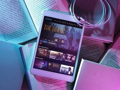 Diferente do livro impresso, que propõe uma imersão linear, contínua e silenciosa, o texto digital é fragmentado em hiperlinks e interrupções. Cada link azul no meio de um parágrafo exige uma microdecisão: “Clico ou não clico? Isso é relevante? Vou perder o fio se sair agora?”