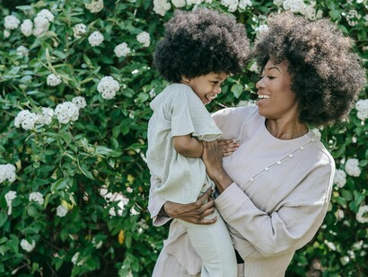 Mulher com sua filha. Segundo Corrales (s/d), falar de intertexto e de Literatura Comparada exige perceber que, ao lermos um texto A, estamos a ler um texto B, e este entrecruzamento de vozes percebidas ou levemente transparentes é algo que perpassa a escrita, em especial a Literatura, ao longo de todos os tempos
