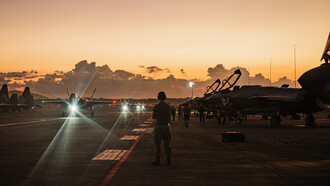 Jefes de tripulación de la Fuerza Aérea de EE. UU. observan cómo un F-35A Lightning II se desplaza por la pista tras acciones militares en Venezuela, 3 de enero de 2026