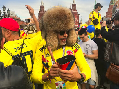 Tras la victoria contra Polonia, la fiesta improvisada en Kazán convirtió un bar en territorio colombiano, con salsa y vallenato en lugar de electrónica