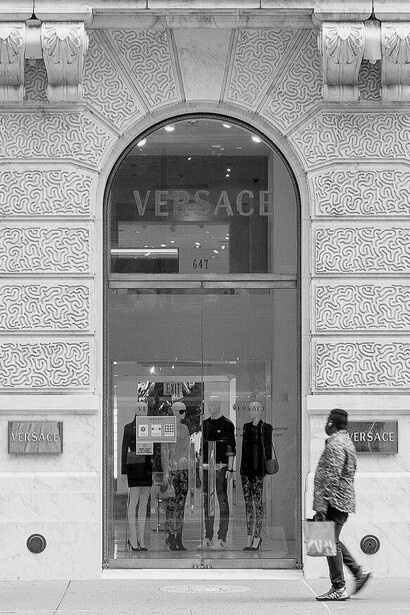 Gianni Versace, con motivi classici e colori accesi, univa cultura e audacia