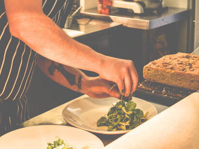 À l’instant du dressage, la cuisine devient art. La précision du geste, l’attention portée au détail, l’assiette respire, le cœur aussi