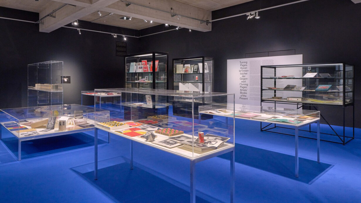 Turning pages. Artists’ books of the present, exhibition view. Courtesy of MAK