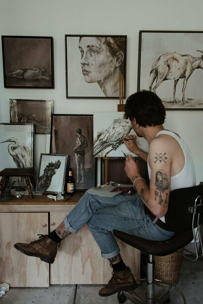 Com relação à mão não obedecer à mensagem do cérebro, está tudo certo, porque eu não tenho a pretensão de ser nenhum mestre das artes plásticas, só quero pintar uns quadrinhos e ser feliz, já fiz dez e sinto que meus traços melhoram quanto mais eu pinto, a mão continua a tremer, mas percebi que pintar tem a ver com paciência e tenho me dedicado a cultivá-la