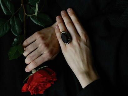 Não há ordem cronológica. Ninguém conhece os mistérios da vida. Ainda assim, muitos acreditam que os mais velhos devem partir primeiro. Já vi tanta gente se arrepender por confiar nessa lenda