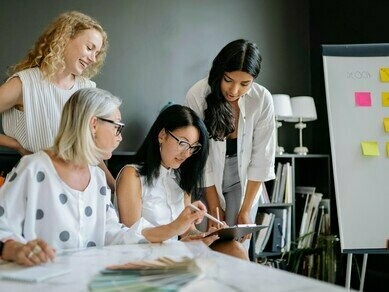 Muitas iniciativas de reposicionamento fracassam porque a organização tenta sustentar múltiplas narrativas simultaneamente, mantendo ofertas, processos e estruturas incompatíveis entre si. A coerência é o que transforma estratégia em vantagem competitiva, e não apenas em intenção declarada