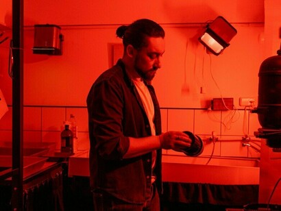 Fotógrafo revela negativos. Foi em uma aula de Fotografia Científica, aos doze anos, que Wilkes teve seu primeiro contato com o universo das imagens e da revelação. “Foi através dessa experiência que fiz minhas primeiras fotografias através de um microscópio”