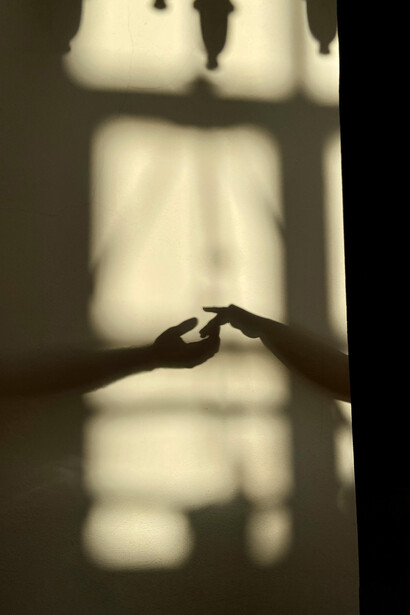 Un tacto sin manos, que se localiza en el hombro pero que le toma el cuerpo