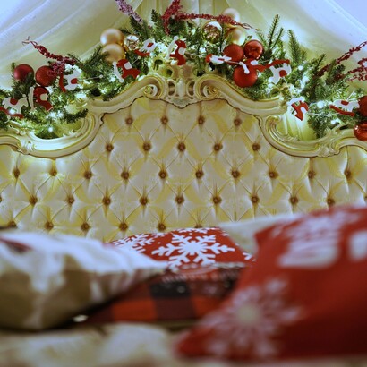 I cinepanettoni hanno contribuito a fissare nell’immaginario collettivo stereotipi dell’italiano medio, influenzando linguaggio, battute e atteggiamenti ancora riconoscibili oggi