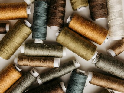 A valorização do trabalho artesanal e da produção local surge como resposta directa a anos de deslocalização e desumanização da indústria. Produzir localmente permite maior controlo sobre os processos, reduz a pegada carbónica associada ao transporte e fortalece economias regionais. Em Portugal, este movimento é visível no crescimento de marcas independentes, ateliers e projectos de slow fashion que aliam design contemporâneo a saberes tradicionais