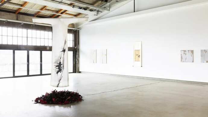 Shan Fan, Bambus im portrait, exhibition view. Courtesy of Tom Reichstein Contemporary