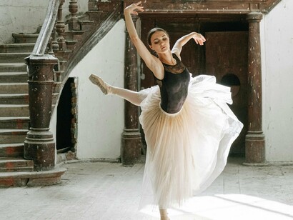 Une ballerine exécutant une chorégraphie dans une maison rustique et vide