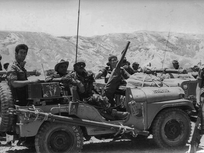 Fighters of the Shaked Patrol during the Six-Day War, June 1967. Unit commander Amos Yarkoni sits in the Jeep’s command seat behind the machine gun in the Sinai